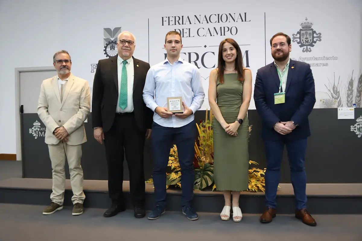 Adrián Olivas recogiendo la Medalla de Plata FERCAM 2026 para Quesos Julián Olivas por el Queso Manchego Semicurado D.O.P. 1980